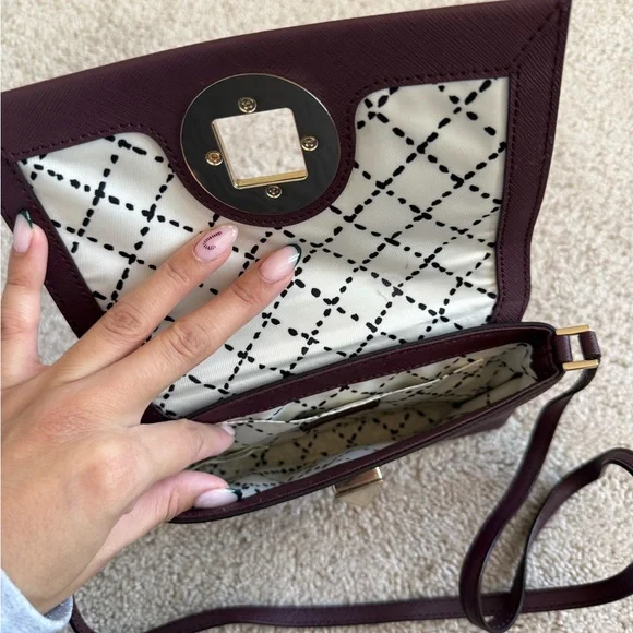 Elegant Burgundy Crossbody Bag - Picture 4 of 4